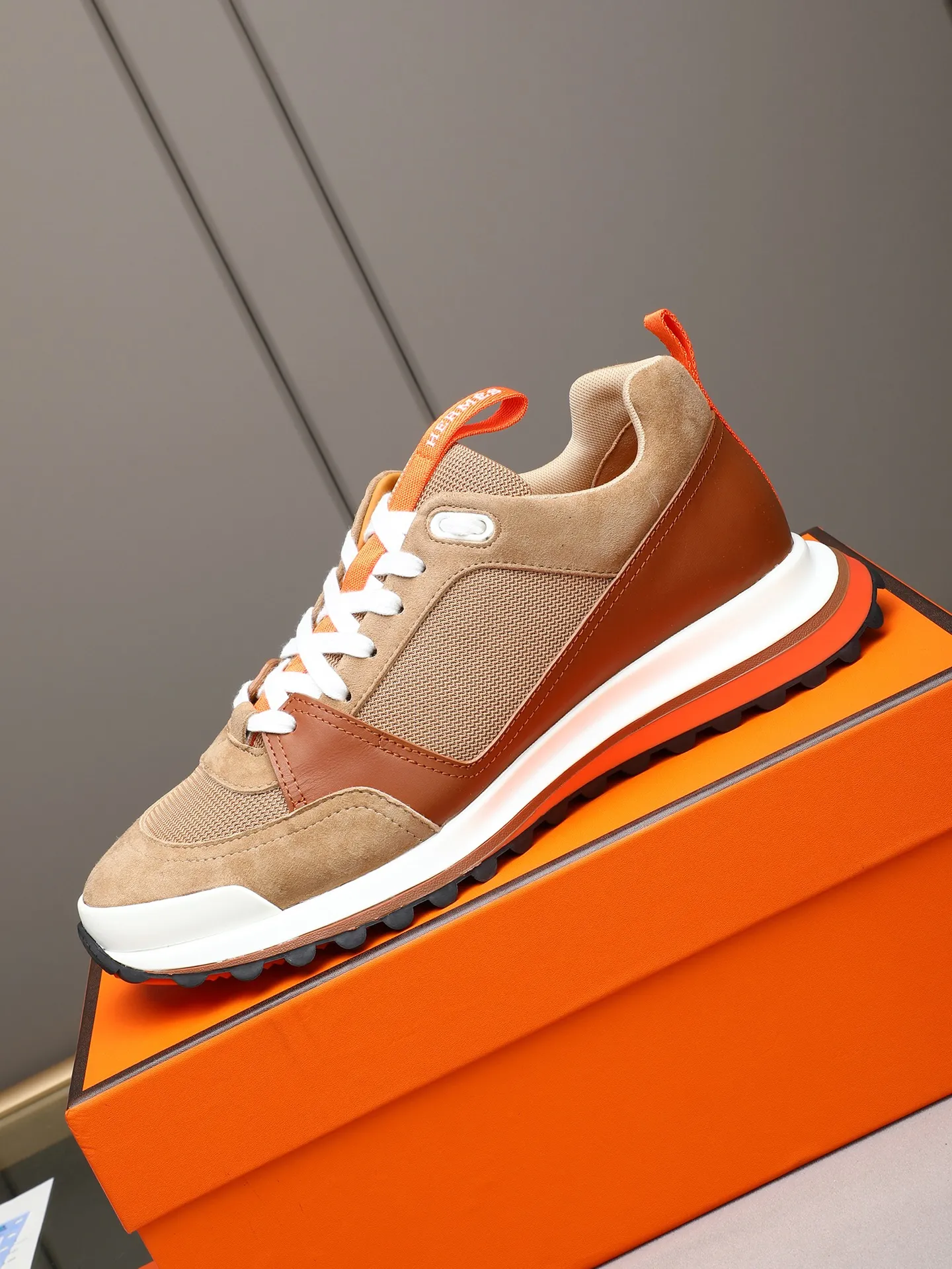 PP680【Hermes】fe new arrival~New Bouncing sneakers are the most comfortable shoes from Hermès. They are extremely light on the feet and look great. You won’t feel tired even when you go shopping and running around. 👍Very light and comfortable. Extremely light. Perfect for both sports and leisure. They feel great when you step on them! It’s up to you to choose, there’s always what you want~ ✔️Fabric: Imported first-layer cowhide ✔️Inner lining: Imported water-dyed cowhide ✔️Outsole: Seamless combination of IP+TPU (multi-color letters) German technology irradiation machine ✔️Code number: Male 38-44 (45 customized)